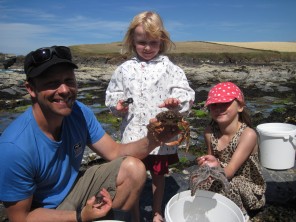 Matt Slater of Cornwall Wildlife Trust leading a rockpool ramble photo by Annabelle Lowe (2)